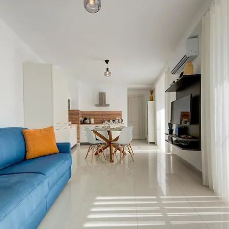Modern 1-br Steps From Spinola Bay San Julián
