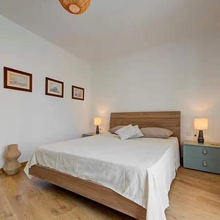 Modern 1-br Steps From Spinola Bay