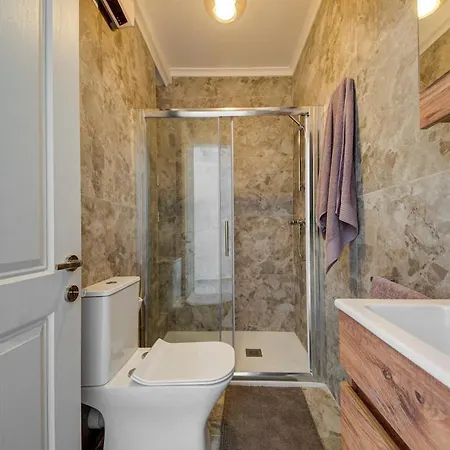 Modern 1-br Steps From Spinola Bay *