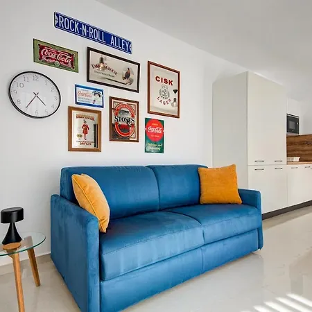 Modern 1-br Steps From Spinola Bay