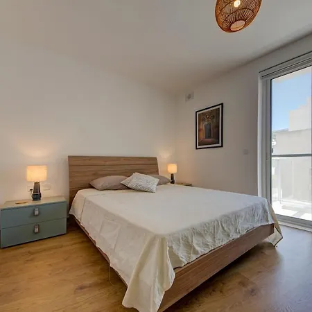 Modern 1-br Steps From Spinola Bay *